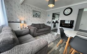 170 Chalet, Sunbeach, Scratby - Two Bed Chalet, Sleeps 5, Pet Friendly, Free Wi-Fi, Free Entry To Onsite Clubhouse And Bed Linen And Towels Included